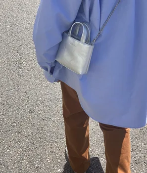 Дамски чанта през рамо Y2k от лачена кожа, уникален корейски нишевый дизайн 2023, просто стил, мини-преносими чанти с разширен цветен веригата